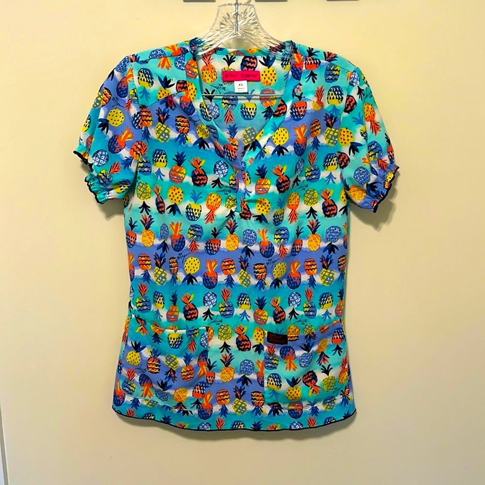 Betsey Johnson Women’s Nursing Scrubs V-Neck Top / Pineapple Paradise / Size XS